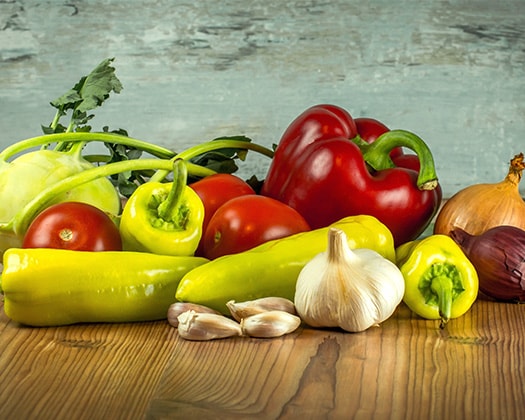 BARF Gemüse auf Holztisch